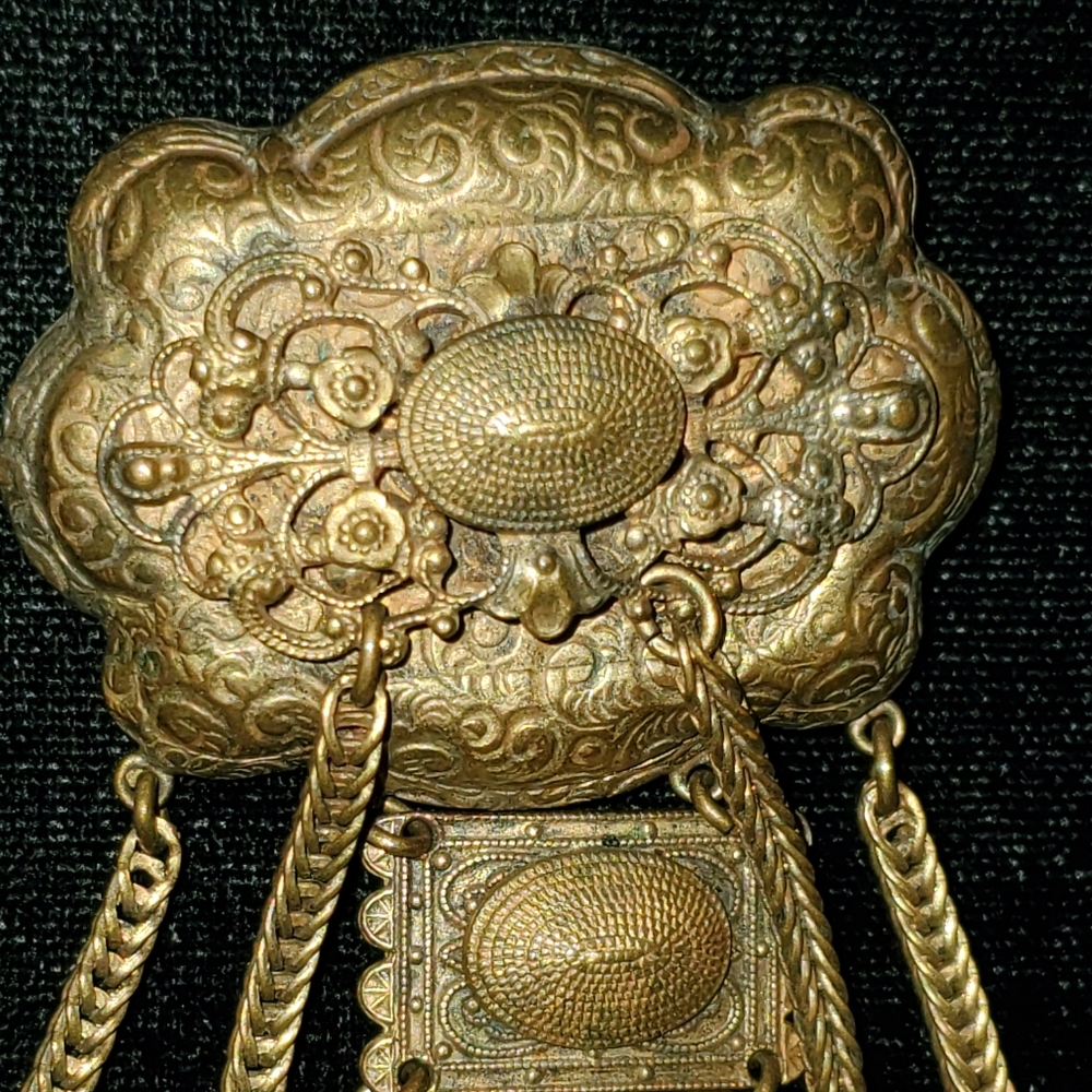 Vintage brass Etruscan Style hanging brooch - Picture 2 of 7